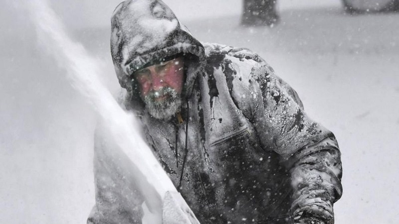 Blizzard buffets East Coast with deep snow, winds, flooding