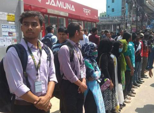 Group of protesting students' human chain in Norda
