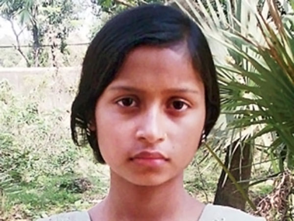 নিজের বিয়ের কার্ড হাতে থানায় নাবালিকা