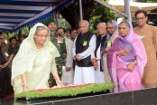 বঙ্গবন্ধুর প্রতিকৃতিতে প্রধানমন্ত্রীর ফুলেল শ্রদ্ধা