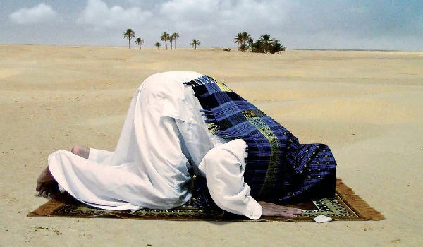 নামাজির সামনে হাটা যাবে কী, জেনে নিন