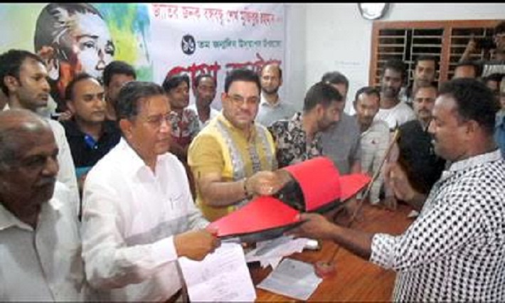 ইউপি নির্বাচন: নড়াইলে আ’লীগের মনোনয়নপত্র হস্তান্তর