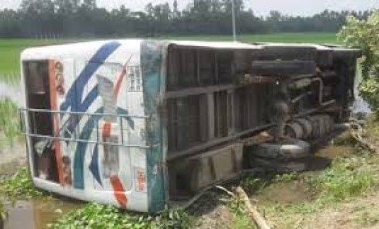 দিনাজপুরে বাস উল্টে আহত ২৫
