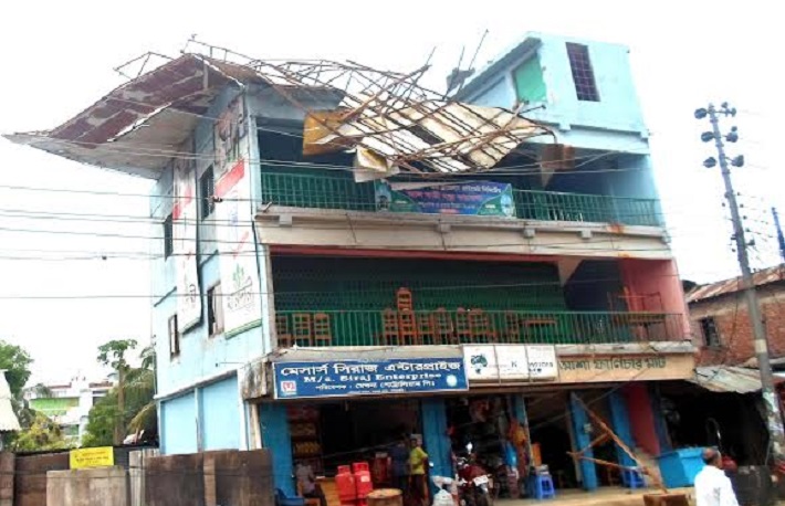 ঘুর্ণিঝড়ে লন্ডভণ্ড খাগড়াছড়ি, বজ্রপাতে সাবেক সেনা সদস্য নিহত