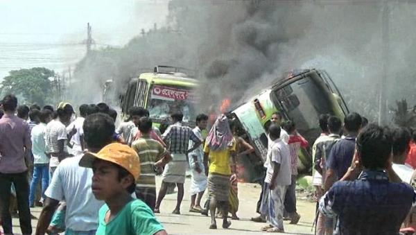 শ্রমিক নিহতের প্রতিবাদে চার বাসে আগুন