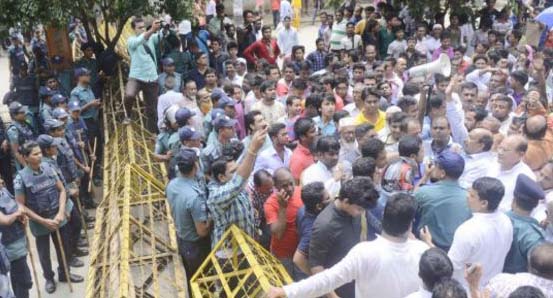 পাকিস্তানের দূতাবাস ঘেরাও