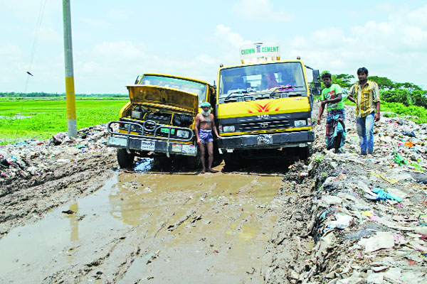 পৌরসভার বর্জ্যে রাস্তায় পুকুর!