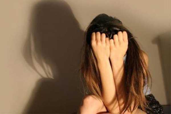 নগ্ন করে গ্রাম ঘোরালো প্রেমিক প্রেমিকাকে