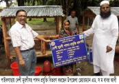 সুফলভোগীদের মাঝে মুরগী বিতরণ