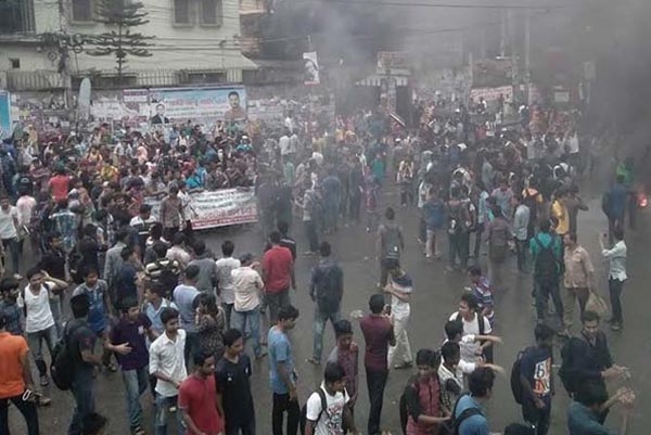 হলের দাবিতে ধর্মঘটে অচল জবি
