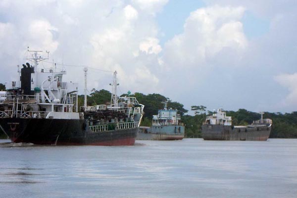 নৌযান ধর্মঘটে অচল মংলা বন্দর
