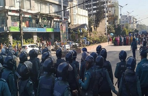 দক্ষিণখানে শ্রমিক-পুলিশ সংঘর্ষে আহত ১২