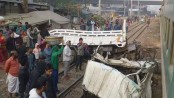 মগবাজারে বিকল ট্রাকে ২ ট্রেনের ধাক্কা
