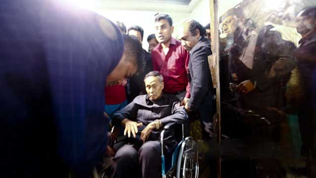 চিকিৎসার জন্য আবার সিঙ্গাপুরে গেলেন এরশাদ
