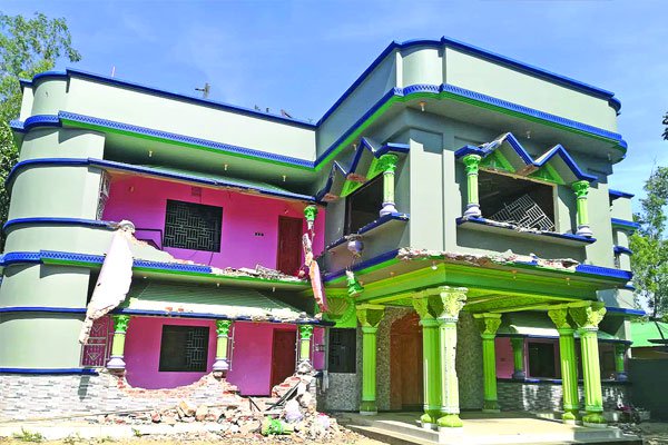 গুঁড়িয়ে দেওয়া হচ্ছে ইয়াবা কারবারিদের বাড়িঘর
