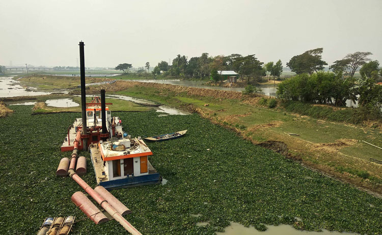 আখাউড়ায় তিতাস নদী খননে অনিয়ম
