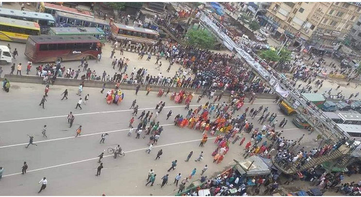 উত্তরায় সড়ক অবরোধ, যানচলাচল বন্ধ
