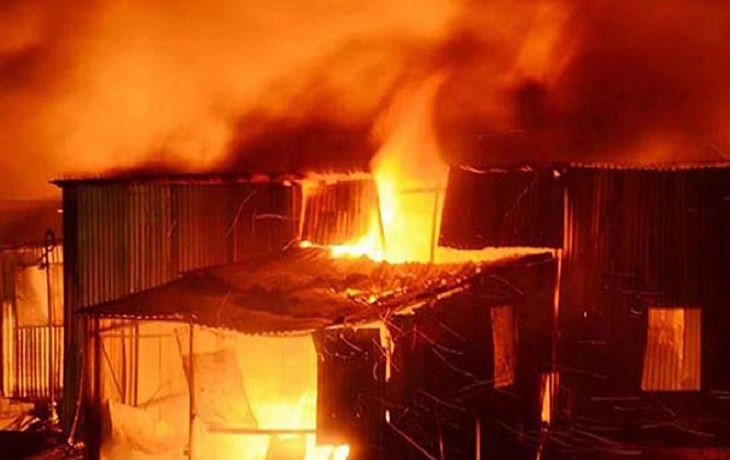পুরান ঢাকায় টায়ার গোডাউনে আগুন
