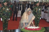 বঙ্গবন্ধুর প্রতিকৃতিতে প্রধানমন্ত্রীর শ্রদ্ধা
