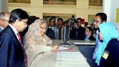 ১০ টাকার টিকিট কেটে চোখ দেখালেন প্রধানমন্ত্রী