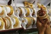 চার ধাপে বৃদ্ধির পর দাম কমল স্বর্ণের

