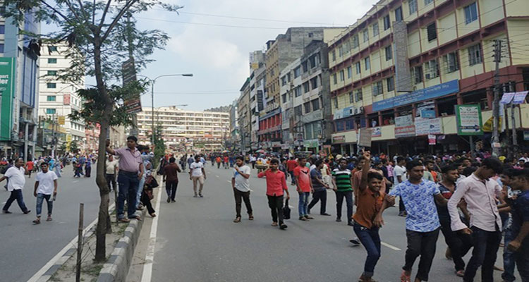 মিরপুরে গার্মেন্টেস কর্মীদের সড়ক অবরোধ