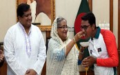 রোমান সানাকে নিজ হাতে মিষ্টি খাওয়ালেন প্রধানমন্ত্রী
