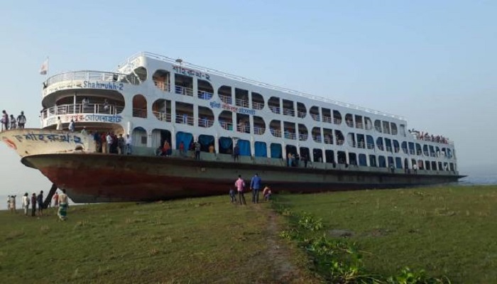 মেঘনার চরে আটকা লঞ্চ, যাত্রীদের দুর্ভোগ
