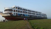 মেঘনার চরে আটকা লঞ্চ, যাত্রীদের দুর্ভোগ
