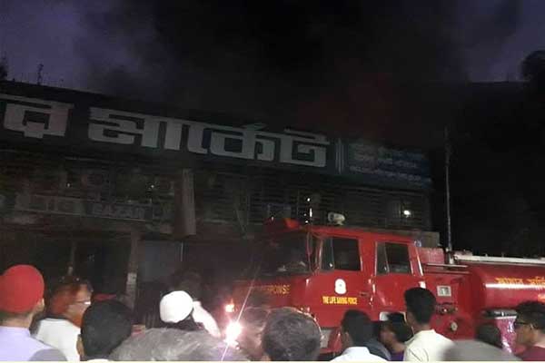 রাজধানীর টিকাটুলি মার্কেটে আগুন