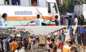 বাস চলাচলে বাধা দিচ্ছে ট্রাক শ্রমিকরা!
