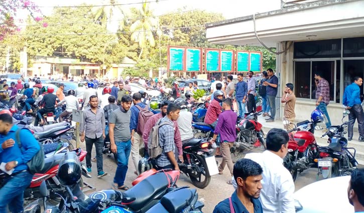 বিআরটিএ: সেবাপ্রার্থীদের ভোগান্তি, কর্মকর্তারা কর্মক্লান্ত!