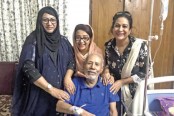 এ টি এমকে দেখতে হাসপাতালে তিন কন্যা
