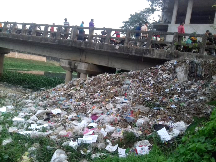 ঝিকরগাছায় ময়লা আর্বজনা ফেলে কপোতাক্ষ নদী ভরাট করছে ব্যাবসায়ীরা 