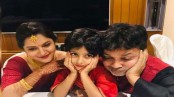 মেয়ে আইরাকে মাঝখানে রেখে সৃজিতের হাত ধরলেন মিথিলা
