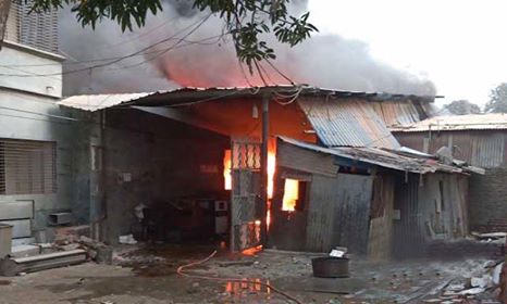কেরাণীগঞ্জে কারখানায় ভয়াবহ আগুন, দগ্ধ ২৫, নিয়ন্ত্রণের চেষ্টা চলছে