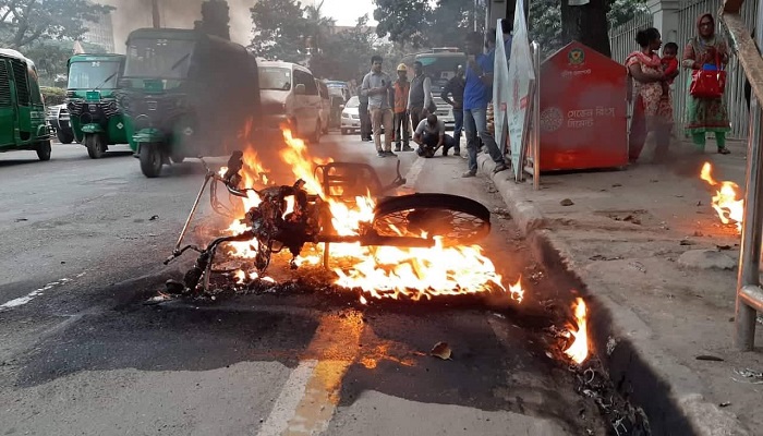 হঠাৎ সুপ্রিম কোর্ট এলাকায় মোটরসাইকেলে আগুন