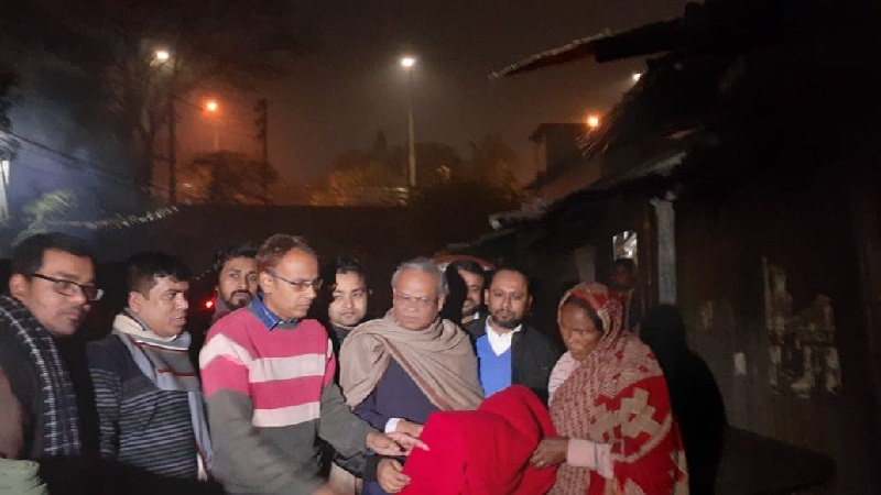 গভীর রাতে রাজধানীতে বিএনপির কম্বল বিতরণ
