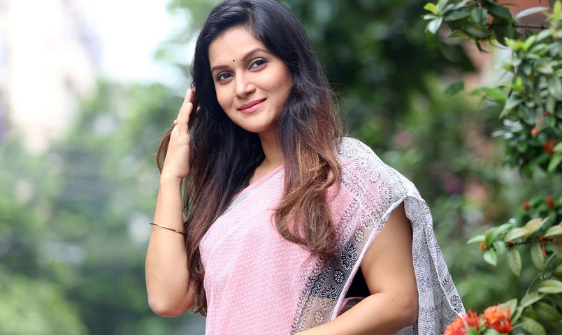 ‘ব্লাউজহীন’ শাড়িতে ভাইরাল মিথিলা
