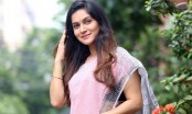 ‘ব্লাউজহীন’ শাড়িতে ভাইরাল মিথিলা
