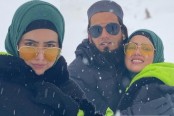 মুফতি স্বামীকে বিশেষ খেতাব সানার, ‘তোমার সঙ্গেই যেন জান্নাতে যেতে পারি!’
