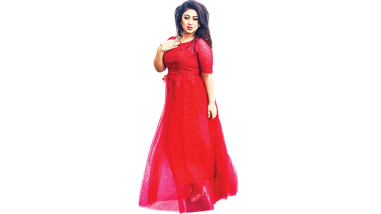নিজেকে ভেঙে নতুন করে গড়ছেন অপু
