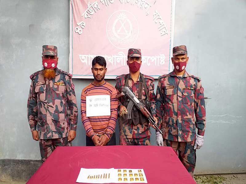 বেনাপোলে বাসযাত্রীর কোমর থেকে ২৪ পিস সোনার বার জব্দ
