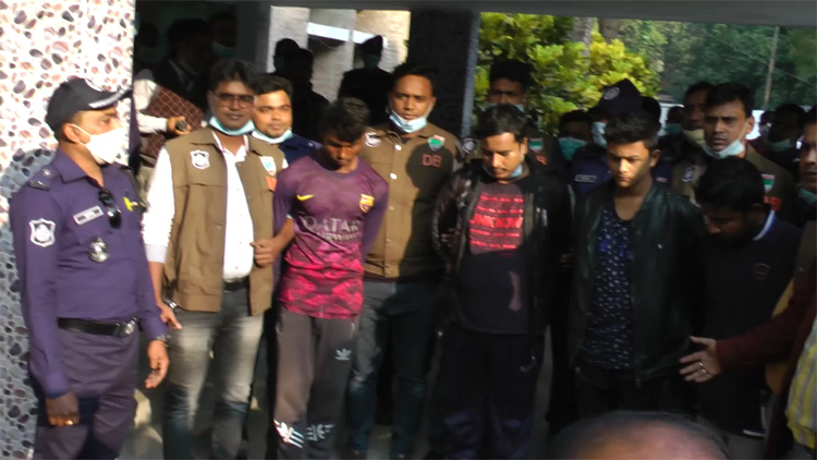 ক্রাইম পেট্রোল দেখে খেলনা পিস্তল কিনে সোনালী ব্যাংকে ডাকাতি!
