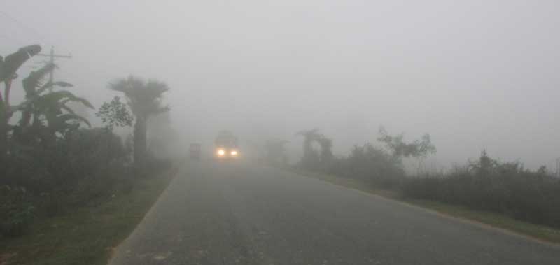 কুয়াশার চাদরে ঢাকা পড়েছে কালাই
