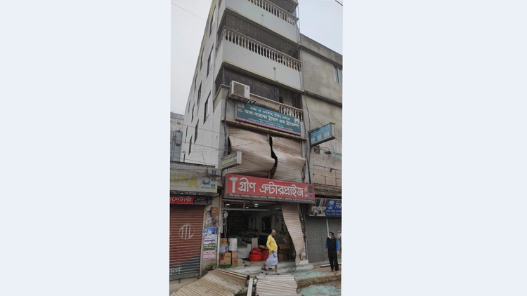 সাভারে হেলে পড়েছে পাঁচতলা ভবন
