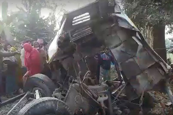 বাসকে ট্রেনের ধাক্কায় প্রাণ গেল ১০ জনের, আহত ৮
