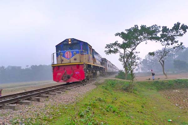 ৮ ঘণ্টা পর উত্তরাঞ্চলের সঙ্গে রেল রেল যোগাযোগ স্বাভাবিক

