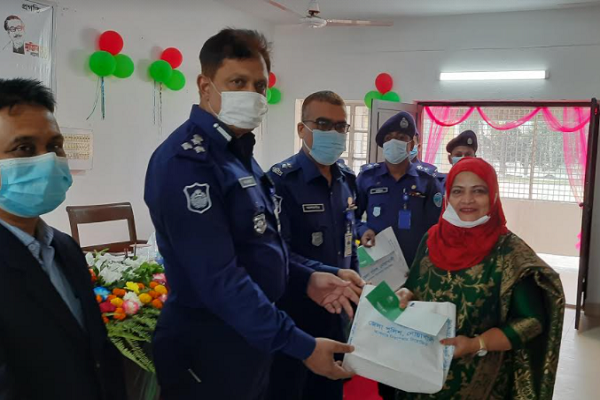 নোয়াখালীতে অবসরপ্রাপ্ত পুলিশ বীর মুক্তিযোদ্ধা ও পরিবারবর্গকে সংবর্ধনা
