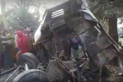 বাসকে ট্রেনের ধাক্কায় প্রাণ গেল ১০ জনের, আহত ৮
